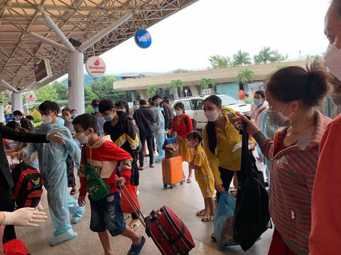 Chậm bay do làm thủ tục thủ công - Ảnh 3. Chậm bay do làm thủ tục thủ công - Ảnh 3.