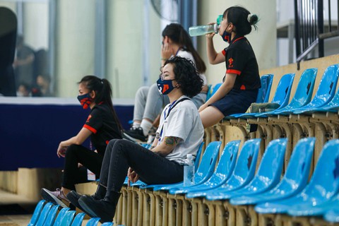 Huyền Nguyễn thất thần chứng kiến tuyển thủ Tâm Đinh chấn thương - Ảnh 3. Huyền Nguyễn thất thần chứng kiến tuyển thủ Tâm Đinh chấn thương - Ảnh 3.