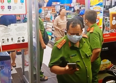 Vận động ‘chị đại quận 4’ đi khám sức khỏe - Ảnh 1. Vận động ‘chị đại quận 4’ đi khám sức khỏe - Ảnh 1.