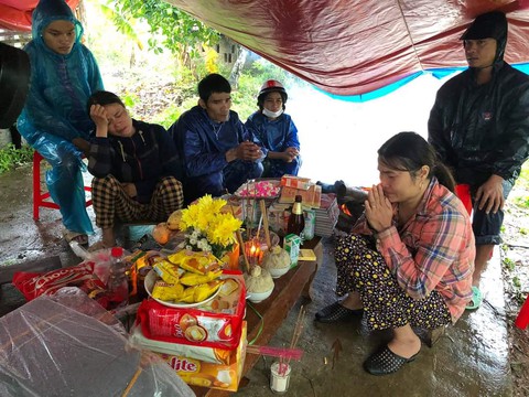 Tìm thấy thi thể 2 vợ chồng mất tích trên sông Bồ, Huế có 3 người thiệt mạng do mưa lũ - Ảnh 1. Tìm thấy thi thể 2 vợ chồng mất tích trên sông Bồ, Huế có 3 người thiệt mạng do mưa lũ - Ảnh 1.