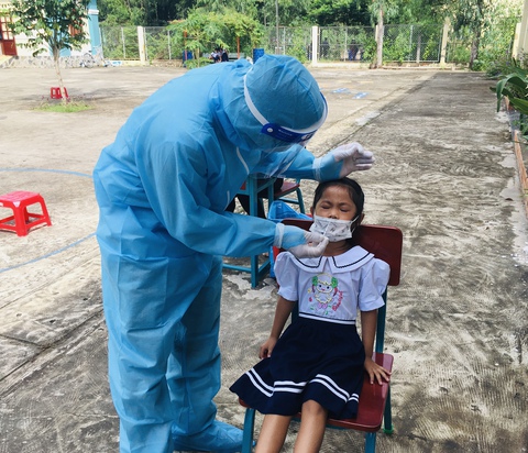 Học sinh xã đảo Thạnh An test COVID-19, chờ tin đến trường - Ảnh 1. Học sinh xã đảo Thạnh An test COVID-19, chờ tin đến trường - Ảnh 1.