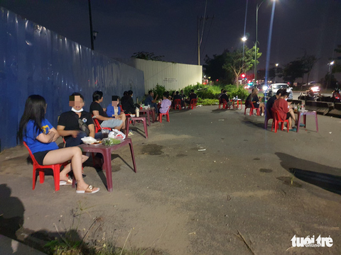 Tụm năm tụm ba’ ở Thủ Thiêm, phường rát họng nhắc nhở - Ảnh 1. Tụm năm tụm ba’ ở Thủ Thiêm, phường rát họng nhắc nhở - Ảnh 1.