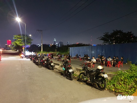 Tụm năm tụm ba’ ở Thủ Thiêm, phường rát họng nhắc nhở - Ảnh 2. Tụm năm tụm ba’ ở Thủ Thiêm, phường rát họng nhắc nhở - Ảnh 2.
