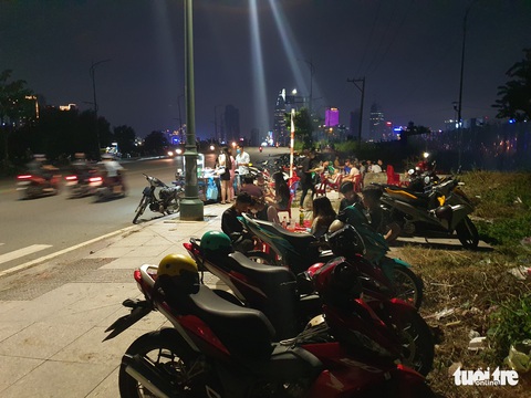 Tụm năm tụm ba’ ở Thủ Thiêm, phường rát họng nhắc nhở - Ảnh 3. Tụm năm tụm ba’ ở Thủ Thiêm, phường rát họng nhắc nhở - Ảnh 3.