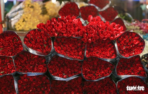 Hà Nội ‘không ngủ’, chị em rủ nhau đi chợ hoa đón 20-10 sớm - Ảnh 4. Hà Nội ‘không ngủ’, chị em rủ nhau đi chợ hoa đón 20-10 sớm - Ảnh 4.