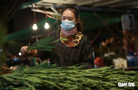 Hà Nội ‘không ngủ’, chị em rủ nhau đi chợ hoa đón 20-10 sớm - Ảnh 5. Hà Nội ‘không ngủ’, chị em rủ nhau đi chợ hoa đón 20-10 sớm - Ảnh 5.