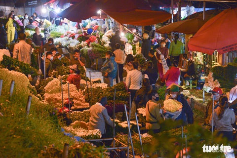 Hà Nội ‘không ngủ’, chị em rủ nhau đi chợ hoa đón 20-10 sớm - Ảnh 7. Hà Nội ‘không ngủ’, chị em rủ nhau đi chợ hoa đón 20-10 sớm - Ảnh 7.