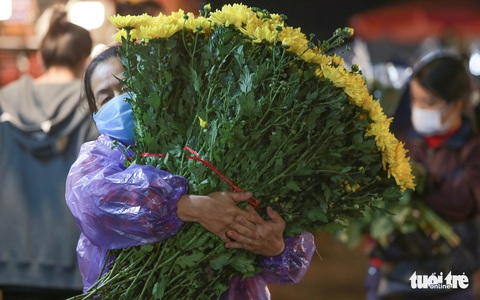 Hà Nội ‘không ngủ’, chị em rủ nhau đi chợ hoa đón 20-10 sớm - Ảnh 3. Hà Nội ‘không ngủ’, chị em rủ nhau đi chợ hoa đón 20-10 sớm - Ảnh 3.