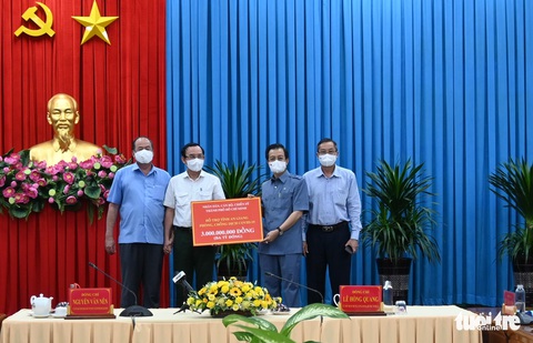 TP.HCM tặng vật tư y tế phòng chống dịch cho An Giang, Đồng Tháp - Ảnh 1. TP.HCM tặng vật tư y tế phòng chống dịch cho An Giang, Đồng Tháp - Ảnh 1.