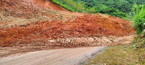 Mưa lớn kéo dài sau bão số 8, sạt lở nghiêm trọng trên quốc lộ 15C - Ảnh 1. Mưa lớn kéo dài sau bão số 8, sạt lở nghiêm trọng trên quốc lộ 15C - Ảnh 1.