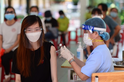 TP.HCM: Thiếu giấy chứng nhận tiêm vắc xin mũi 1 vẫn có thể tiêm mũi 2 - Ảnh 1. TP.HCM: Thiếu giấy chứng nhận tiêm vắc xin mũi 1 vẫn có thể tiêm mũi 2 - Ảnh 1.