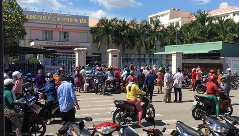 Người dân vây kín trung tâm y tế huyện tranh nhau tiêm vắc xin ngừa COVID-19 - Ảnh 2. Người dân vây kín trung tâm y tế huyện tranh nhau tiêm vắc xin ngừa COVID-19 - Ảnh 2.