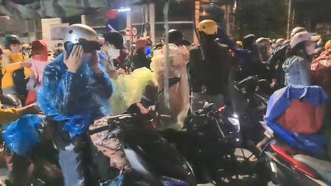 Chủ tịch tỉnh Bình Dương: Nhà máy bắt đầu mở cửa, bà con nên ở lại - Ảnh 2. Chủ tịch tỉnh Bình Dương: Nhà máy bắt đầu mở cửa, bà con nên ở lại - Ảnh 2.