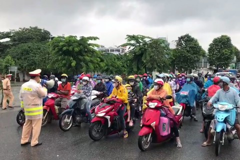 Biên Hòa yêu cầu lập danh sách người muốn về quê để hỗ trợ - Ảnh 1. Biên Hòa yêu cầu lập danh sách người muốn về quê để hỗ trợ - Ảnh 1.