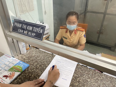 HỎI - ĐÁP về dịch COVID-19: Sau 1-10 đăng ký xe, xử lý vi phạm giao thông ra sao? - Ảnh 1. HỎI - ĐÁP về dịch COVID-19: Sau 1-10 đăng ký xe, xử lý vi phạm giao thông ra sao? - Ảnh 1.
