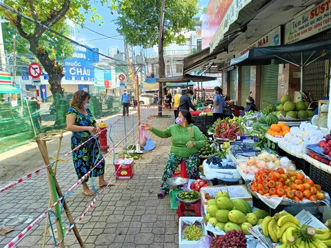 Ngày đầu siêu thị ở Nha Trang mở cửa lại, người dân bỡ ngỡ dùng mã QR - Ảnh 3. Ngày đầu siêu thị ở Nha Trang mở cửa lại, người dân bỡ ngỡ dùng mã QR - Ảnh 3.
