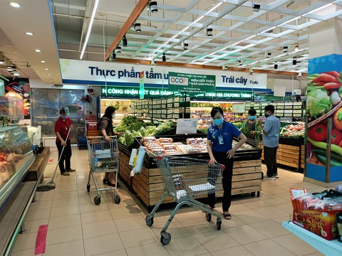 Ngày đầu siêu thị ở Nha Trang mở cửa lại, người dân bỡ ngỡ dùng mã QR - Ảnh 2. Ngày đầu siêu thị ở Nha Trang mở cửa lại, người dân bỡ ngỡ dùng mã QR - Ảnh 2.
