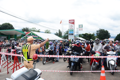 3 tỉnh phối hợp dẫn đường đưa gần 3.000 người dân Ninh Thuận về quê - Ảnh 1. 3 tỉnh phối hợp dẫn đường đưa gần 3.000 người dân Ninh Thuận về quê - Ảnh 1.