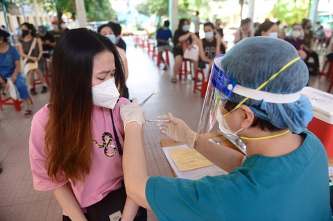 Tại sao TP.HCM vẫn còn người chưa được tiêm vắc xin COVID-19 mũi 1? - Ảnh 1. Tại sao TP.HCM vẫn còn người chưa được tiêm vắc xin COVID-19 mũi 1? - Ảnh 1.