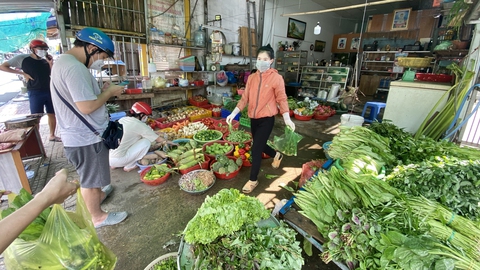 Nhộn nhịp mua sắm ngày đầu mở cửa - Ảnh 2. Nhộn nhịp mua sắm ngày đầu mở cửa - Ảnh 2.