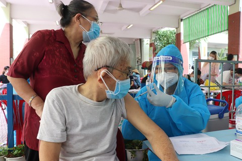 TP.HCM đã tiêm 10,7 triệu liều vắc xin, có 62,7% người trên 65 tuổi tiêm mũi 2 - Ảnh 1. TP.HCM đã tiêm 10,7 triệu liều vắc xin, có 62,7% người trên 65 tuổi tiêm mũi 2 - Ảnh 1.