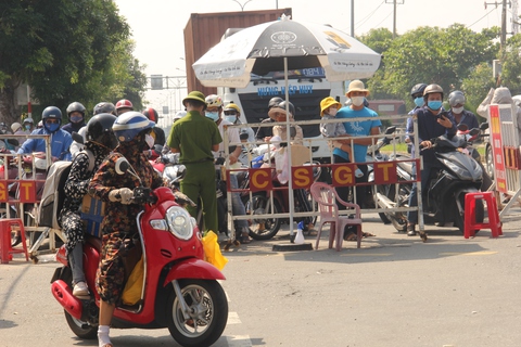 Hiểu nhầm quy định, người từ Đà Nẵng không vào được Quảng Nam - Ảnh 4. Hiểu nhầm quy định, người từ Đà Nẵng không vào được Quảng Nam - Ảnh 4.