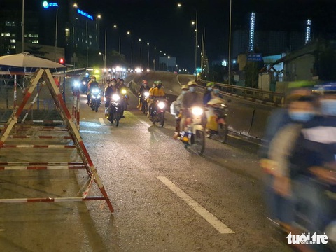 Tối 2-10, bà con miền Tây đi xe máy nối đuôi nhau từ Bình Dương về TP.HCM - Ảnh 7. Tối 2-10, bà con miền Tây đi xe máy nối đuôi nhau từ Bình Dương về TP.HCM - Ảnh 7.