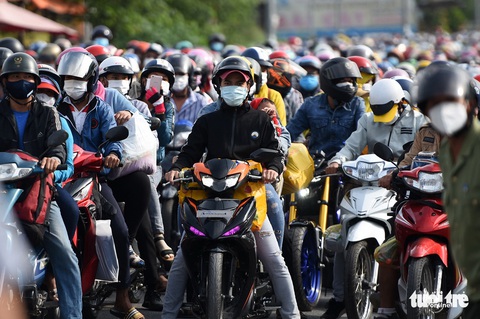 Hơn 3.000 công nhân ở Đồng Nai hò reo, vui mừng khi được CSGT dẫn đường về quê - Ảnh 3. Hơn 3.000 công nhân ở Đồng Nai hò reo, vui mừng khi được CSGT dẫn đường về quê - Ảnh 3.