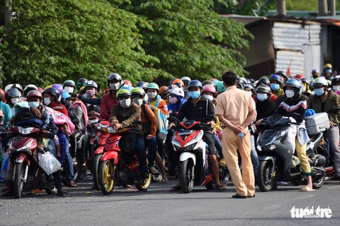 Hàng ngàn công nhân Đồng Nai hò reo vui mừng khi được về quê - Ảnh 6. Hàng ngàn công nhân Đồng Nai hò reo vui mừng khi được về quê - Ảnh 6.