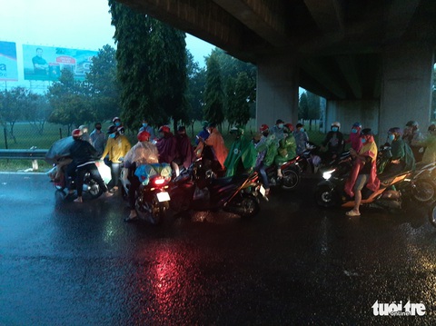 Trắng đêm đón dân ùn ùn về quê: Về tới nhà rồi tính tiếp - Ảnh 7. Trắng đêm đón dân ùn ùn về quê: Về tới nhà rồi tính tiếp - Ảnh 7.