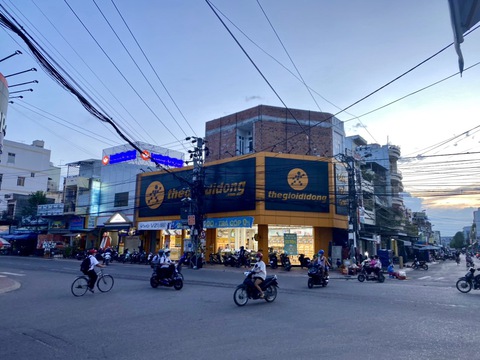 Thế giới Di động đơn phương giảm tiền thuê mặt bằng, chủ nhà kiện được không? - Ảnh 1. Thế giới Di động đơn phương giảm tiền thuê mặt bằng, chủ nhà kiện được không? - Ảnh 1.
