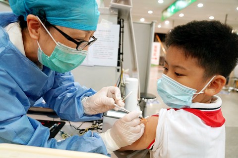 HỎI - ĐÁP về dịch COVID-19: Trẻ em có bị triệu chứng COVID kéo dài? - Ảnh 1. HỎI - ĐÁP về dịch COVID-19: Trẻ em có bị triệu chứng COVID kéo dài? - Ảnh 1.