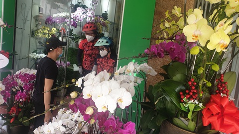 20-10: Khách mua dồn dập ngày cuối, nhiều điểm bán hoa, trái cháy hàng - Ảnh 3. 20-10: Khách mua dồn dập ngày cuối, nhiều điểm bán hoa, trái cháy hàng - Ảnh 3.