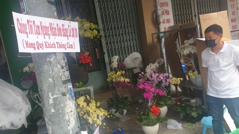 20-10: Khách mua dồn dập ngày cuối, nhiều điểm bán hoa, trái cháy hàng - Ảnh 7. 20-10: Khách mua dồn dập ngày cuối, nhiều điểm bán hoa, trái cháy hàng - Ảnh 7.