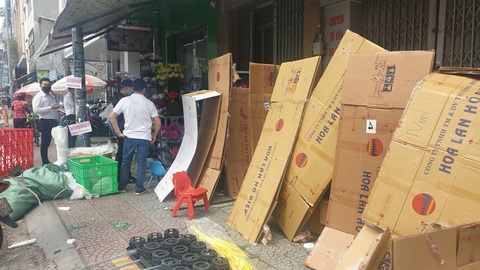 20-10: Khách mua dồn dập ngày cuối, nhiều điểm bán hoa, trái cháy hàng - Ảnh 8. 20-10: Khách mua dồn dập ngày cuối, nhiều điểm bán hoa, trái cháy hàng - Ảnh 8.