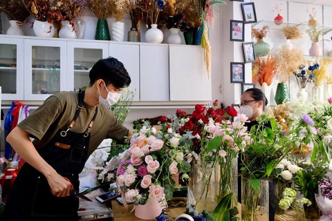 20-10: Khách mua dồn dập ngày cuối, nhiều điểm bán hoa, trái cháy hàng - Ảnh 1. 20-10: Khách mua dồn dập ngày cuối, nhiều điểm bán hoa, trái cháy hàng - Ảnh 1.