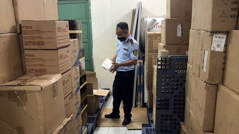 Phát hiện gần 10.000 khẩu trang nghi hàng giả trong khuôn viên Hội Chữ thập đỏ Việt Nam - Ảnh 1. Phát hiện gần 10.000 khẩu trang nghi hàng giả trong khuôn viên Hội Chữ thập đỏ Việt Nam - Ảnh 1.
