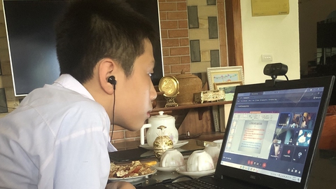 Cha mẹ đi làm, con học online ra sao? - Ảnh 1. Cha mẹ đi làm, con học online ra sao? - Ảnh 1.