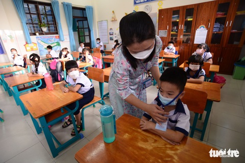 Sáng nay 20-10, học sinh xã đảo Thạnh An nô nức đến trường - Ảnh 10. Sáng nay 20-10, học sinh xã đảo Thạnh An nô nức đến trường - Ảnh 10.