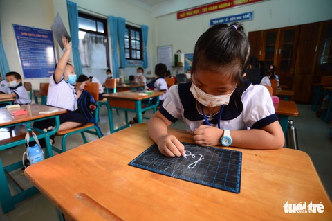 Sáng nay 20-10, học sinh xã đảo Thạnh An nô nức đến trường - Ảnh 7. Sáng nay 20-10, học sinh xã đảo Thạnh An nô nức đến trường - Ảnh 7.