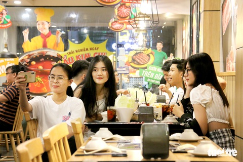 ‘Thời điểm này nên cho mở lại ăn uống tại chỗ’ - Ảnh 1. ‘Thời điểm này nên cho mở lại ăn uống tại chỗ’ - Ảnh 1.