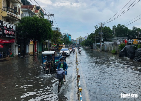 Mưa chưa tới nửa tiếng, nhiều đường phố TP.HCM đã mênh mông nước - Ảnh 4. Mưa chưa tới nửa tiếng, nhiều đường phố TP.HCM đã mênh mông nước - Ảnh 4.