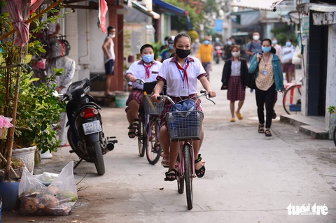 Sáng nay 20-10, học sinh xã đảo Thạnh An nô nức đến trường - Ảnh 1. Sáng nay 20-10, học sinh xã đảo Thạnh An nô nức đến trường - Ảnh 1.