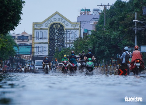 Mưa chưa tới nửa tiếng, nhiều đường phố TP.HCM đã mênh mông nước - Ảnh 2. Mưa chưa tới nửa tiếng, nhiều đường phố TP.HCM đã mênh mông nước - Ảnh 2.