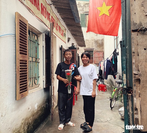 Những khoảnh khắc tình yêu của chàng trai với cô gái xóm chạy thận - Ảnh 1. Những khoảnh khắc tình yêu của chàng trai với cô gái xóm chạy thận - Ảnh 1.
