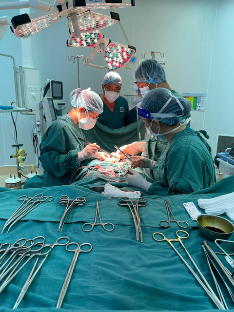 Phẫu thuật lấy hơn 100 khối bướu trong bụng bệnh nhân - Ảnh 1. Phẫu thuật lấy hơn 100 khối bướu trong bụng bệnh nhân - Ảnh 1.