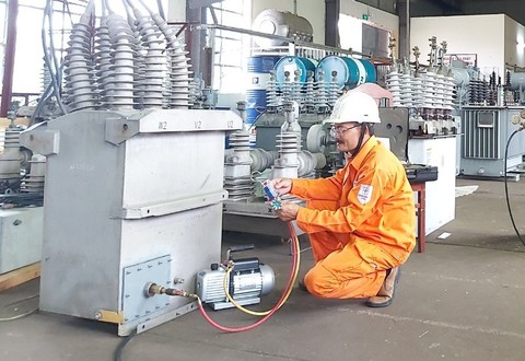 Những người ‘chữa bệnh’ các máy cắt hỏng - Ảnh 1. Những người ‘chữa bệnh’ các máy cắt hỏng - Ảnh 1.
