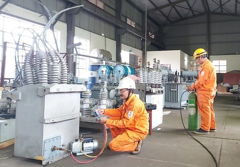 Những người ‘chữa bệnh’ các máy cắt hỏng - Ảnh 2. Những người ‘chữa bệnh’ các máy cắt hỏng - Ảnh 2.