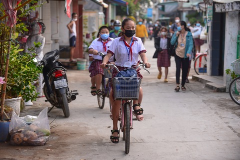 Hôm nay đi học lại thì phải ngoan nha, trưa bà qua trường đón về - Ảnh 2. Hôm nay đi học lại thì phải ngoan nha, trưa bà qua trường đón về - Ảnh 2.