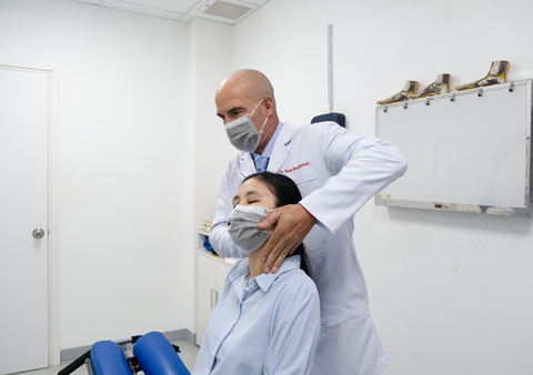 Thoái hóa đốt sống cổ gây đau đầu có nguy hiểm không? - Ảnh 2. Thoái hóa đốt sống cổ gây đau đầu có nguy hiểm không? - Ảnh 2.